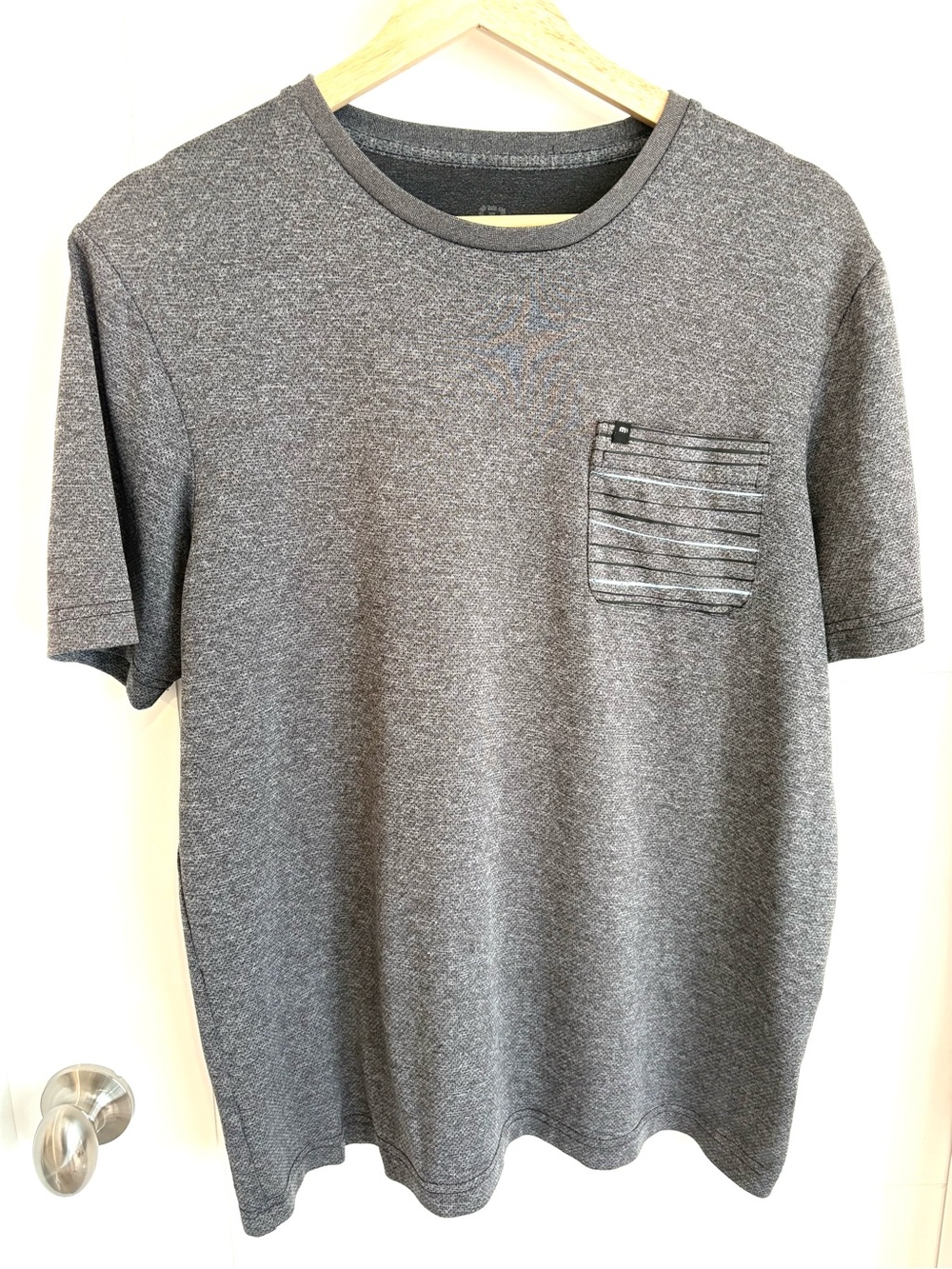 Travis Mathew men’s heather silver 
active crew neck t-shirt size Medium